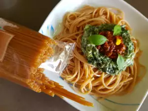 Gesunde Vollkornspaghetti mit getrockneten Tomaten und Spinat