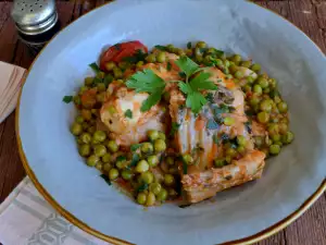 Conejo con guisantes y tomates