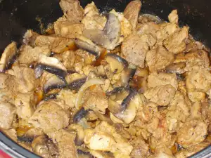 Geschmortes Schweinefleisch mit Zwiebeln und Champignons