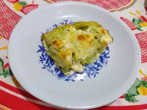 Ovenschotel met courgette, witte kaas en gele kaas