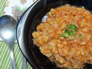 Frischer Weißkohl mit weißen Bohnen in der Pfanne