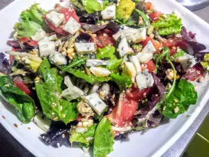 Groene salade met gorgonzola en spinazie