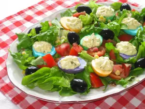 Frisse salade met gekleurde gevulde eieren