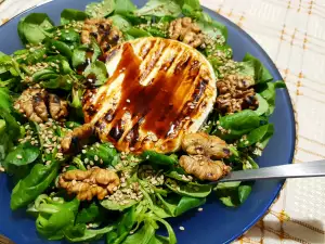 Feldsalat mit gebratenem Camembert