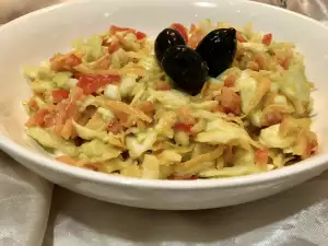 Ensalada de col con salsa de aguacate