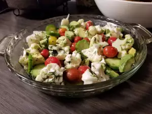 Ensalada dietética con aguacate y coliflor