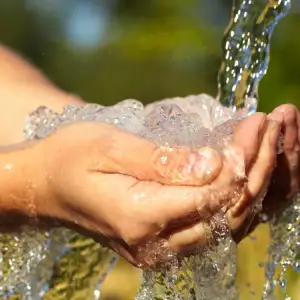 жива вода от извор