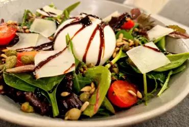 Italienischer Salat mit Babyspinat und Burrata