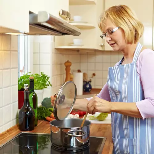 Kochen der Reste eines Festtagsessen