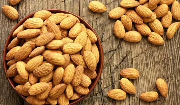 The Benefits of Eating Soaked Almonds