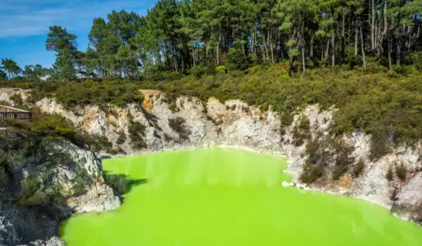 Devil`s Bath Lake