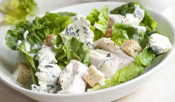 Green salad with Fourme d’Ambert