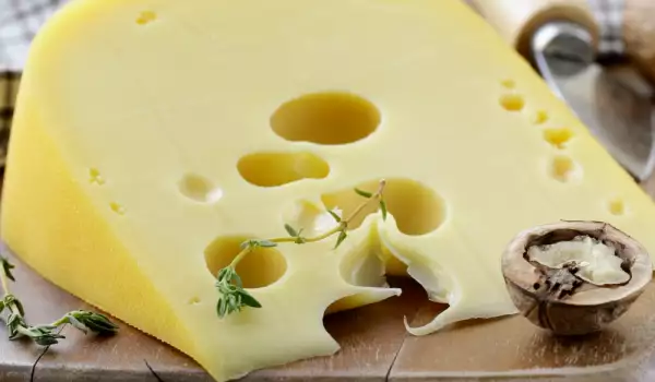 Emmentaler mit Walnüssen