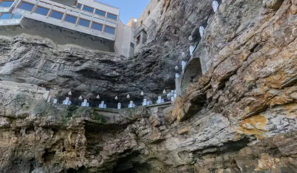 Grotta Palazzese, Polignano a Mare, Италия