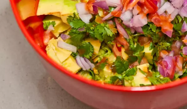 Guacamole mit Chilischoten