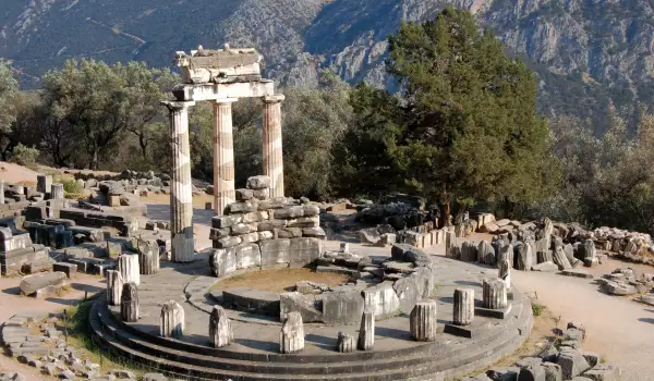 Greece archaeologists discovered an ancient temple of Apollo