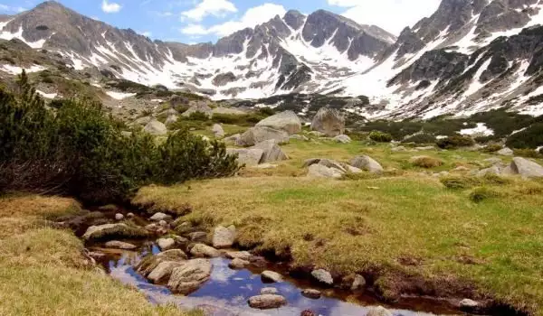 Yalovarnika Peak