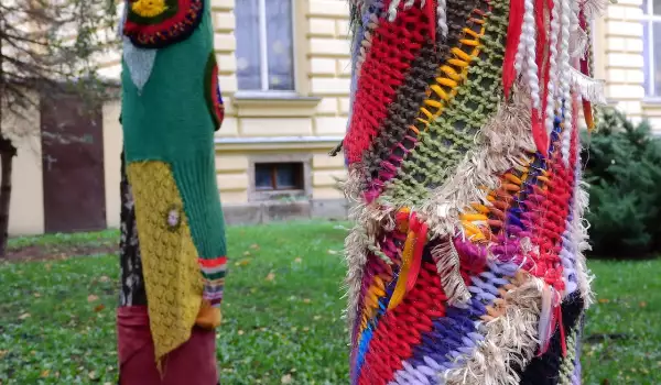 Какво е Yarn bombing?