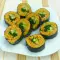 Gimbap dorado vegetariano con aguacate y espinacas