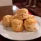 Scones ingleses con chalotas