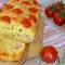 Bizcocho salado con tomates y queso