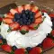 Pavlova Torte mit Erdbeeren und Heidelbeeren