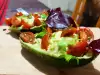 Spezialsalat mit Avocado und Cherrytomaten