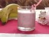 Bananenshake aus Waldbeeren und Kondensmilch