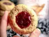 Galletas de cacahuetes con gelatina de guindas