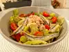 Ensalada de iceberg y tomates cherry con pescado