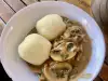 Knödel mit Pilzsoße