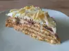 Medovik Torte mit Bananen und Heidelbeermarmelade