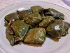 Vegan dolmades met wijnbladeren en gedroogde kruiden