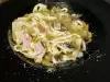 Tagliatelle mit Sahne, Schinken und Pilzen