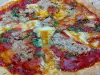 Pizza mit Thunfisch und Tomaten